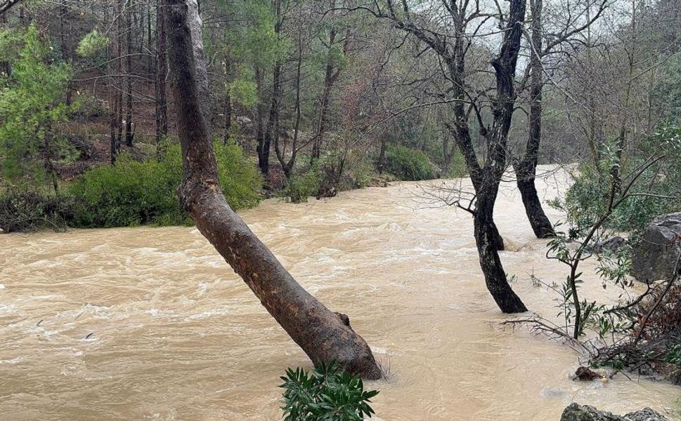 Mersin'in Bozyazı İlçesinde Sel ve Su Baskınına Karşı Ekipler Harekete Geçti