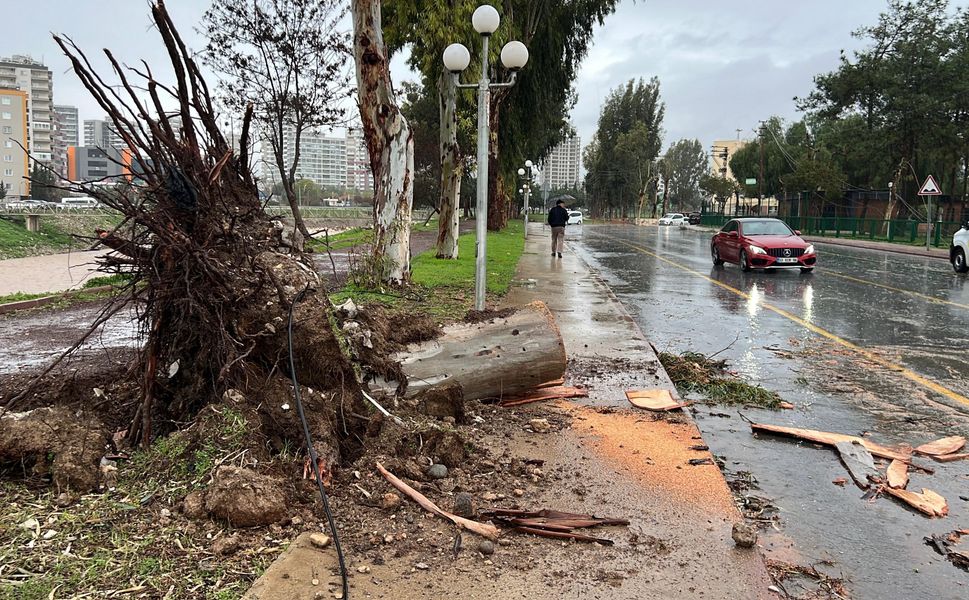 Mersin'de Sağanak Yağış ve Fırtına Hayatı Olumsuz Etkiledi