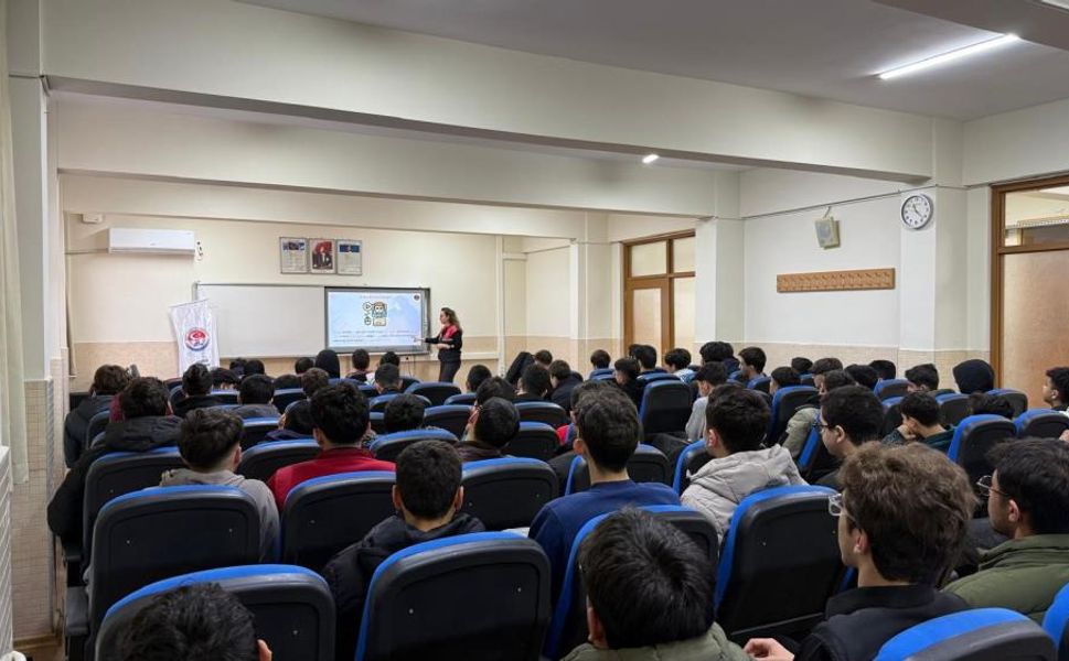 Mersin İl Jandarma Komutanlığı’ndan Öğrenci ve Öğretmenlere Siber Güvenlik Eğitimi