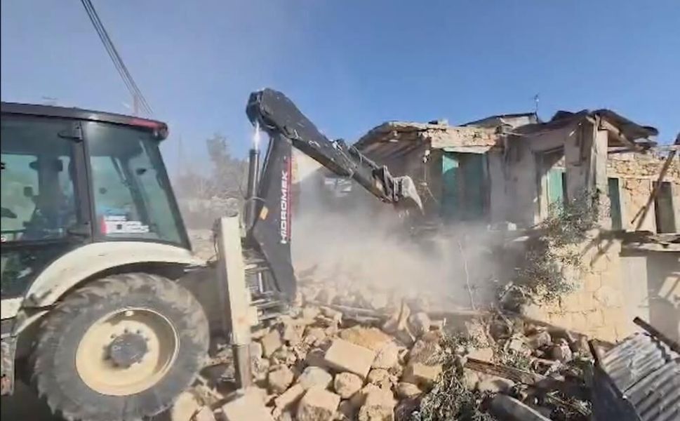 Mersin'de çökme riski taşıyan 2 katlı metruk bina yıkıldı