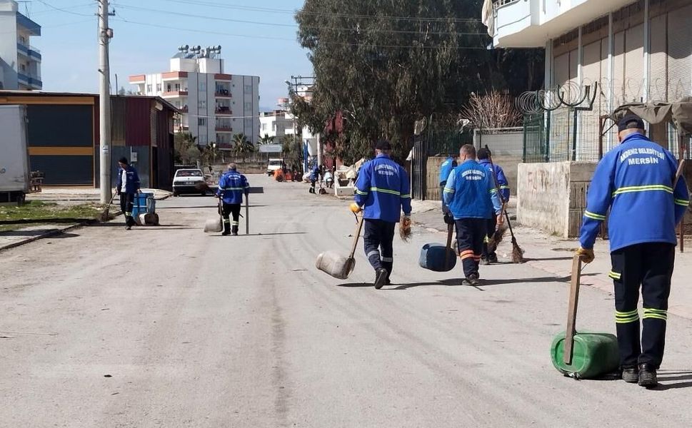 Mersin'de çevre temizlik ekipleri sahada