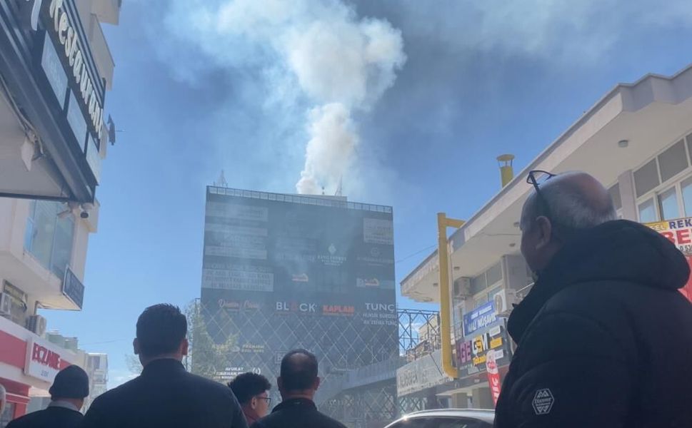 Mersin’de 6 katlı binanın bacasında yangın çıktı