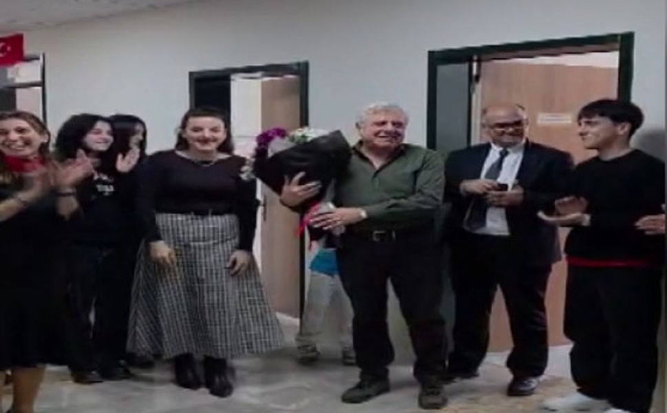 41 Yıllık Öğretmen Alkışlarla Uğurlandı