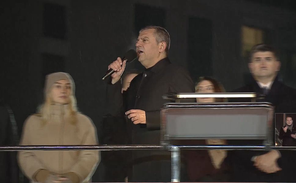 Özgür Özel:Kendi Deyimiyle Vatan Hainliğini İkiye Katlıyor