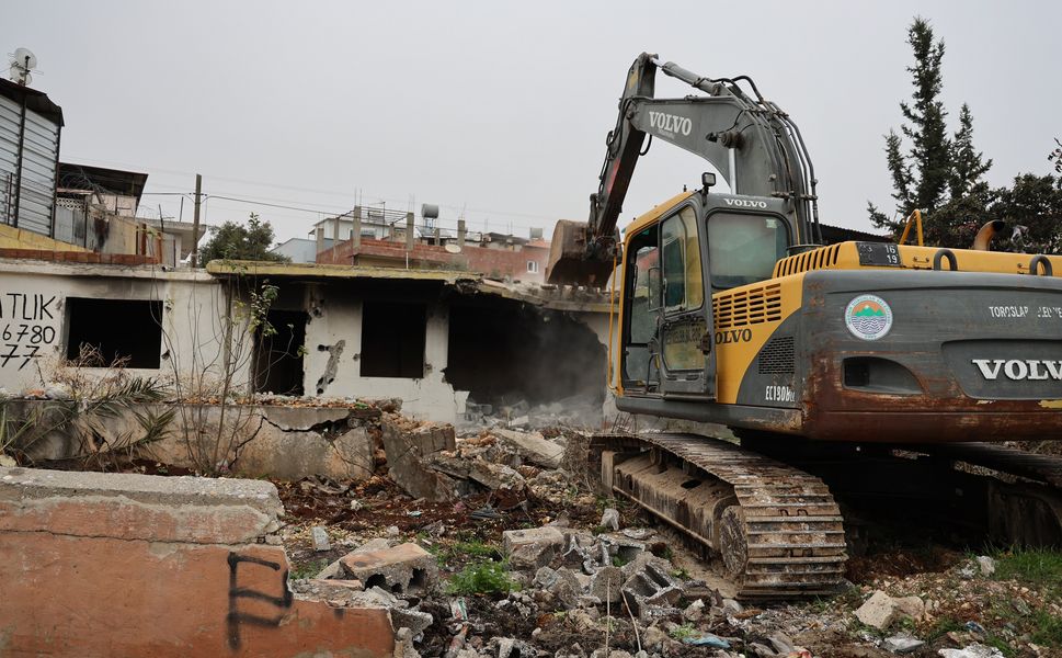 Toroslar Belediyesi’nden Metruk Yapılara Yıkım Hamlesi