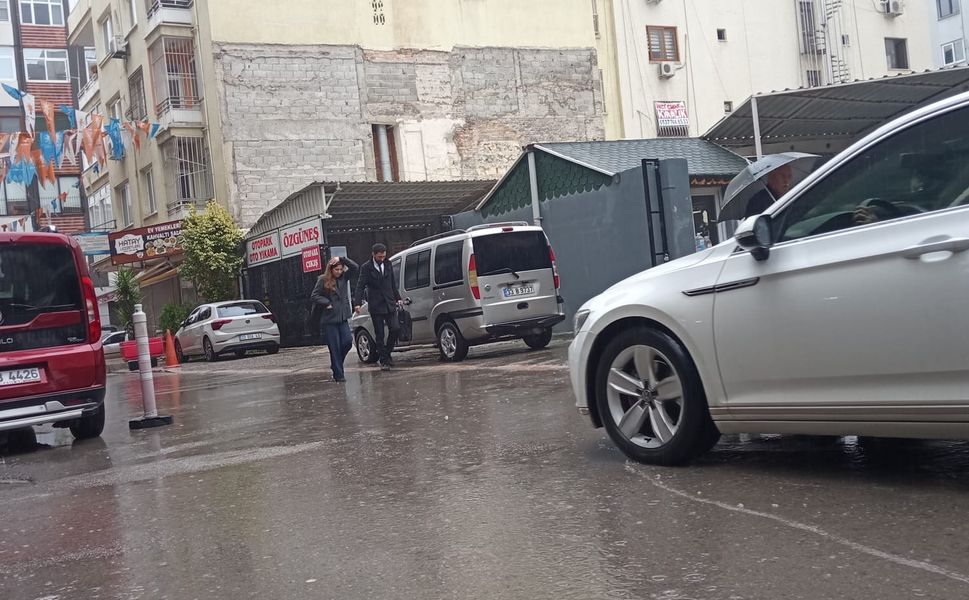 Mersin'de Yağış ve Kaldırıma Park Edilen Araçlar Yayalara Zor Anlar Yaşattı