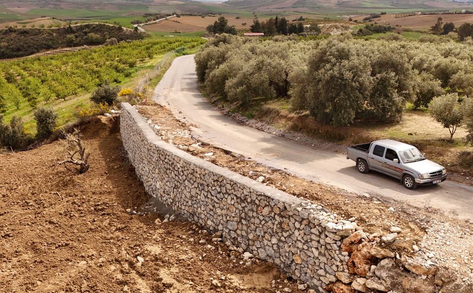 Tarsus'ta  risk oluşturan noktada taş duvar örüldü