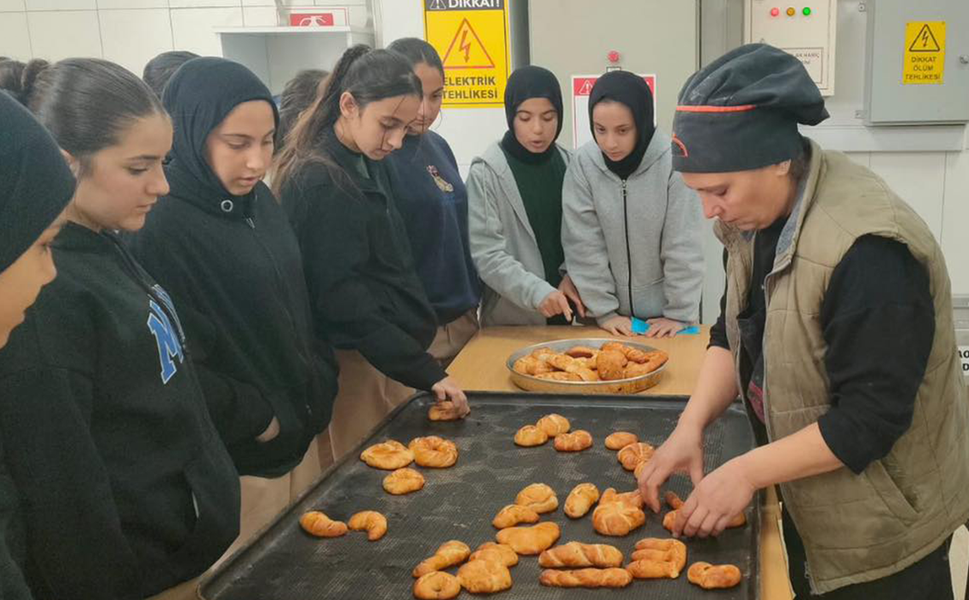 Tarsus'ta öğrenciler gıda atölyesinde meslekle buluştu