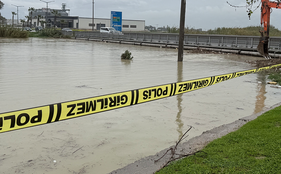 Berdan Irmağı'nda alarm, su seviyesi köprüye dayandı