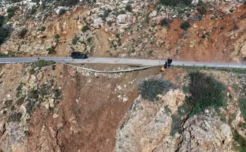 Aydıncık-Bozyazı karayolunda çökme yaşandı