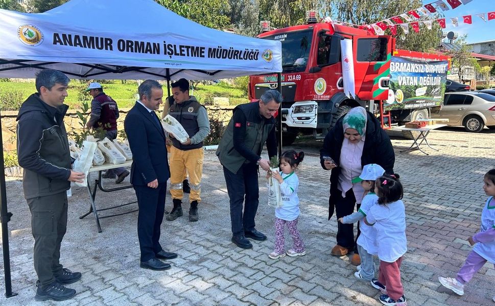 Anamur’da Orman Haftası’nda miniklere fidan sürprizi