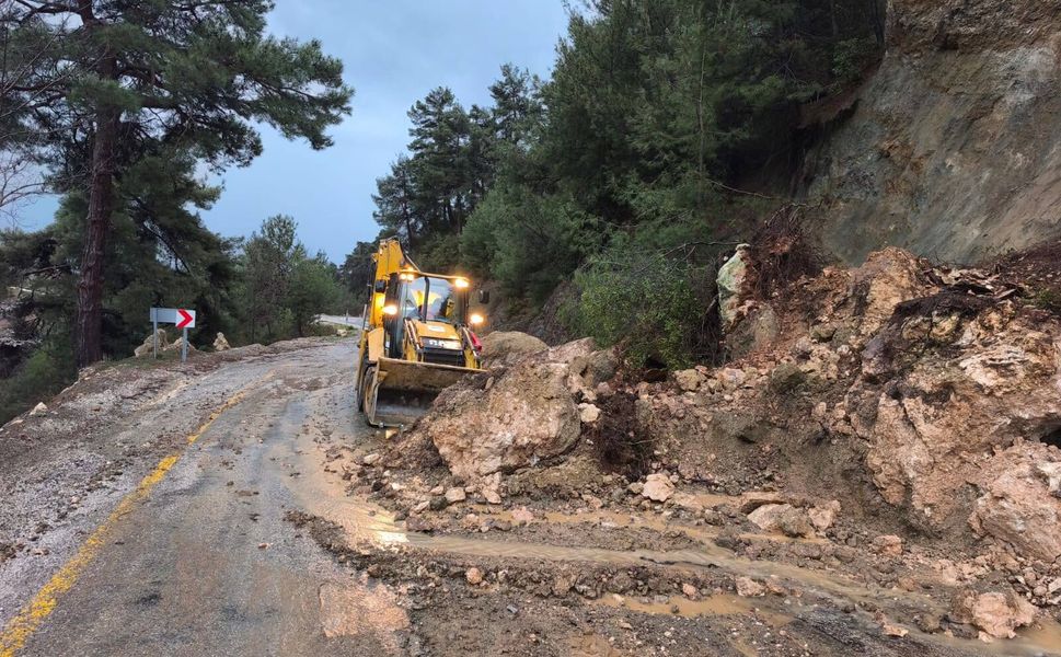 Heyelanla kapanan Mersin Büyükşehir ekiplerince açıldı