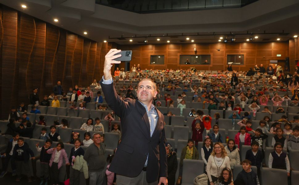 Mezitli’de tiyatroya ve eğitime güçlü destek