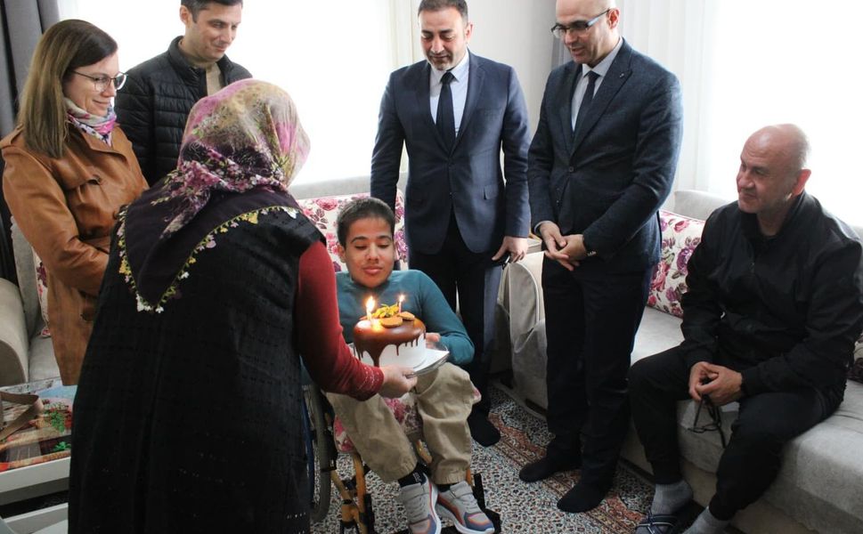 Evde eğitim öğrencisi Nusret Doğan'a sürpriz doğum günü