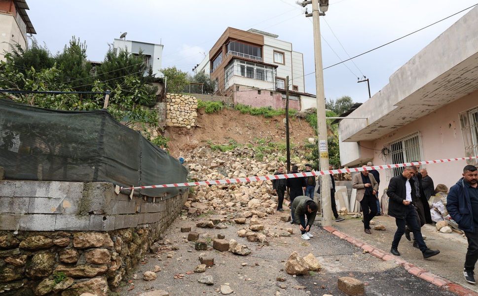 Toroslar ‘da heyelan sonrası yıkılan duvarlar yeniden yapılacak