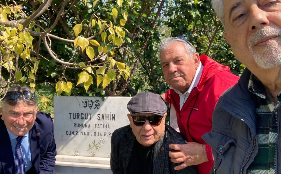 Dünya Tiyatrolar Gününde Turgut Şahin’in mezarında buluştular