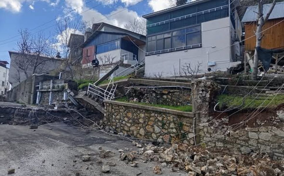 Mersin’de aşırı yağış toprak kaymasına yol açtı
