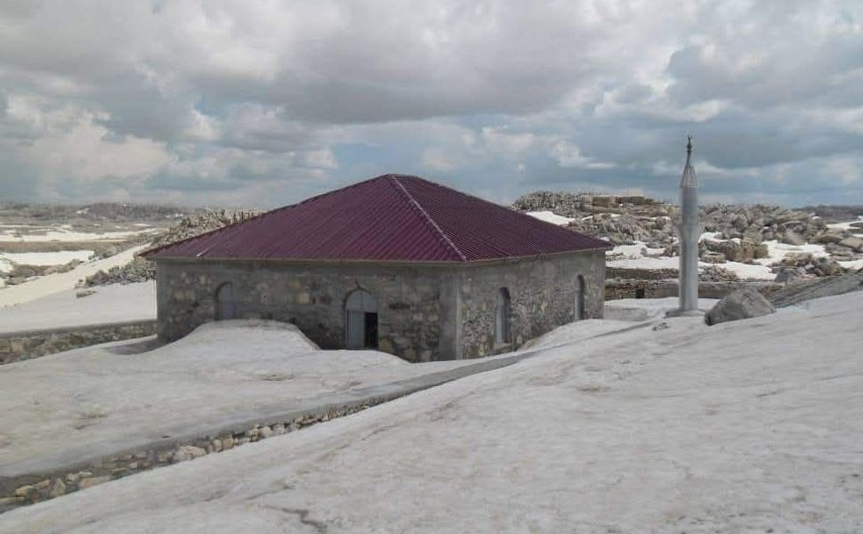 Anamur'da 2 metrelik kar camiyi yuttu