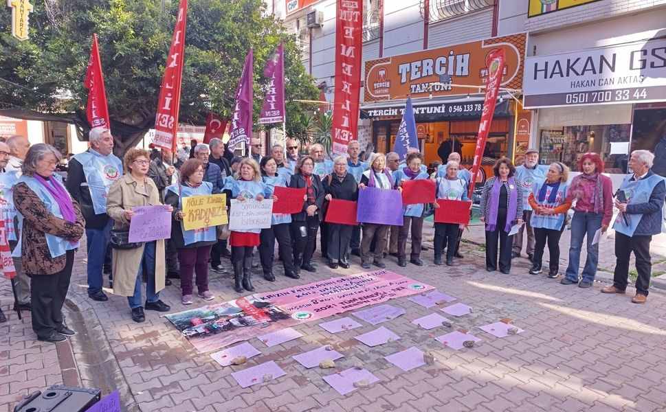 Mersin’de emekli kadınlardan 8 Mart mesajı