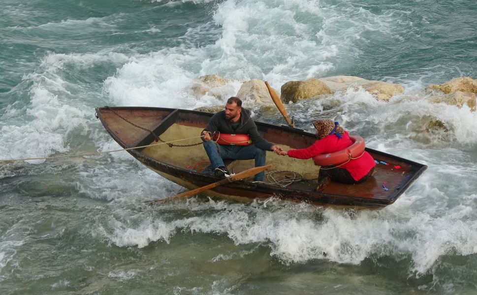 El ele tutuşup yardım beklediler: Seyhan'da mahsur kalan 2 kişi vinçle kurtarıldı