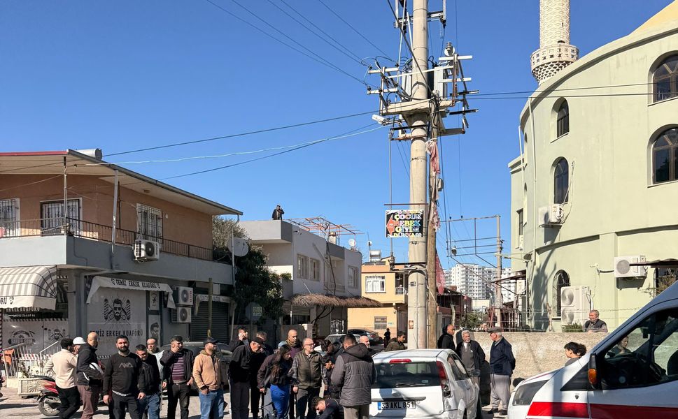 Tarsus’ta otomobil ile motosiklet çarpıştı