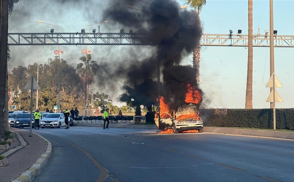 Seyir halindeyken çıkan yangın paniğe neden oldu