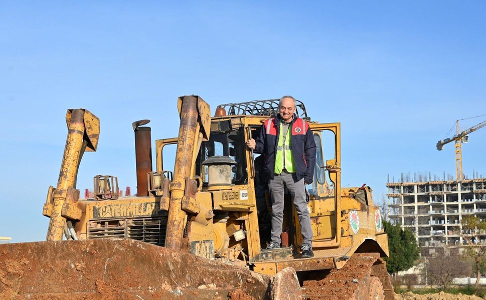 Belediye Başkanı işçi elbisesini giydi, iş makinesinin başına geçti