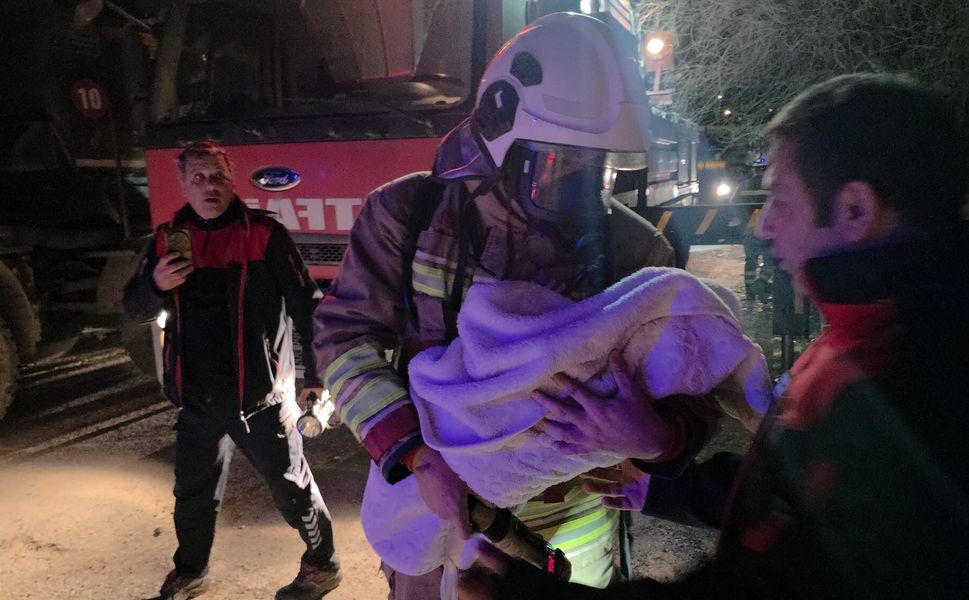 Gece yarısı apartmanı alevler sardı: 30 kişi dumandan son anda çıkarıldı