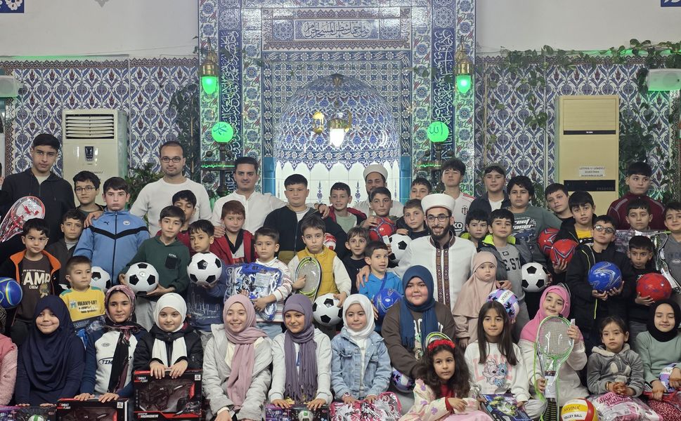 Camiye gelen çocuklar çifte bayram yaptı