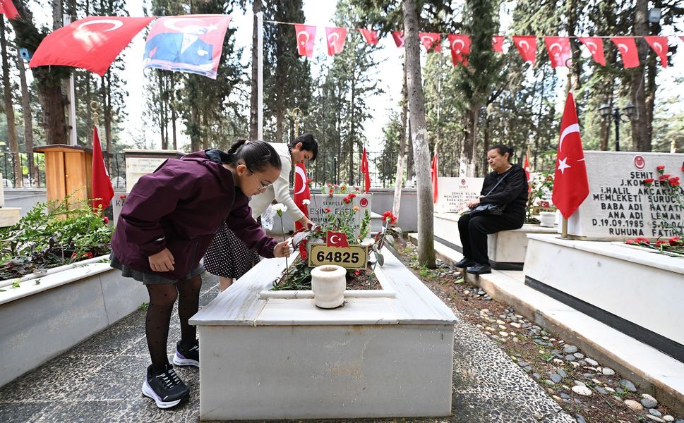 Büyükşehir'den kabir ziyaretine gelen vatandaşlara hizmet