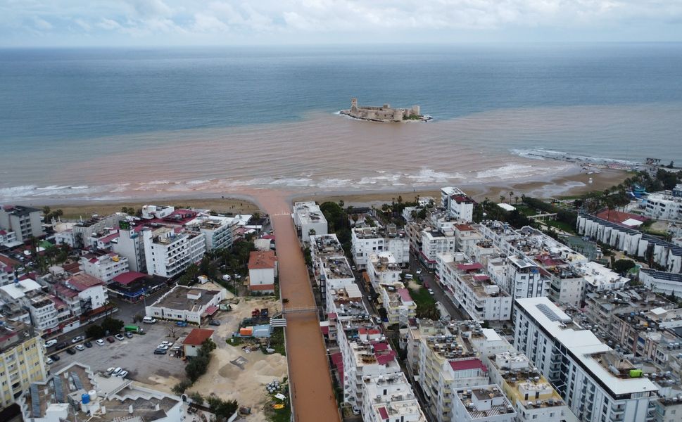 Akdeniz'e akan sel suları Kızkalesi çevresini kahverengiye bürüdü