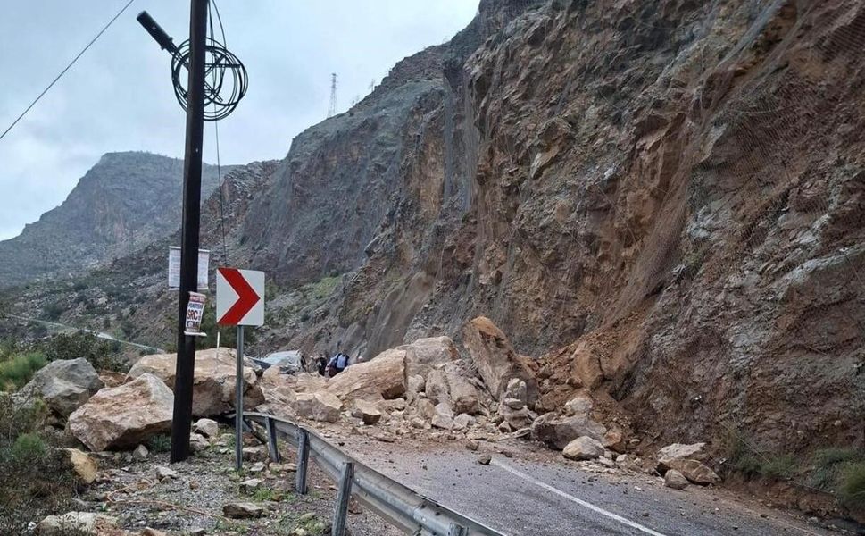 Mersin-Antalya karayolunda heyelan: Yol trafiğe kapandı, 1 yaralı