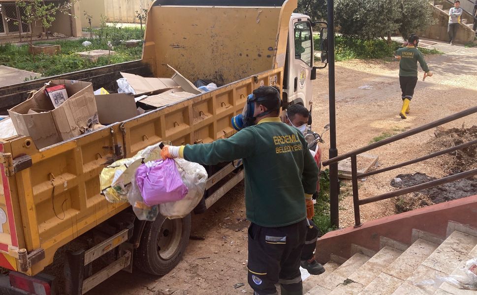 Erdemli'de çöp evden 7 kamyonet çöp çıktı