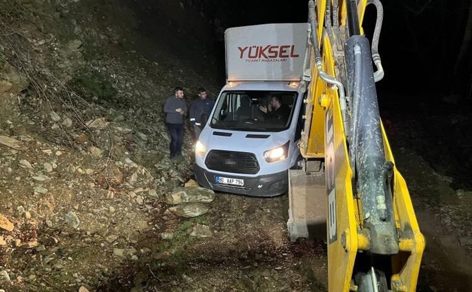 Navigasyonun yanılttığı 3 kişi, çamura saplandı