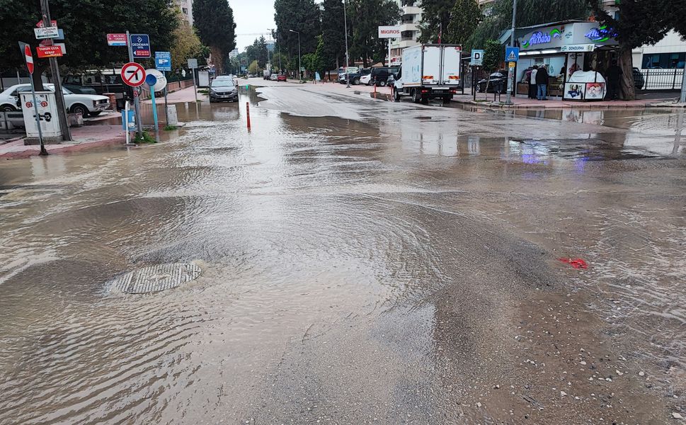 İçme suyu borusu patladı, cadde göle döndü