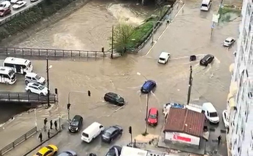 Adana'da yağmur hayatı felç etti