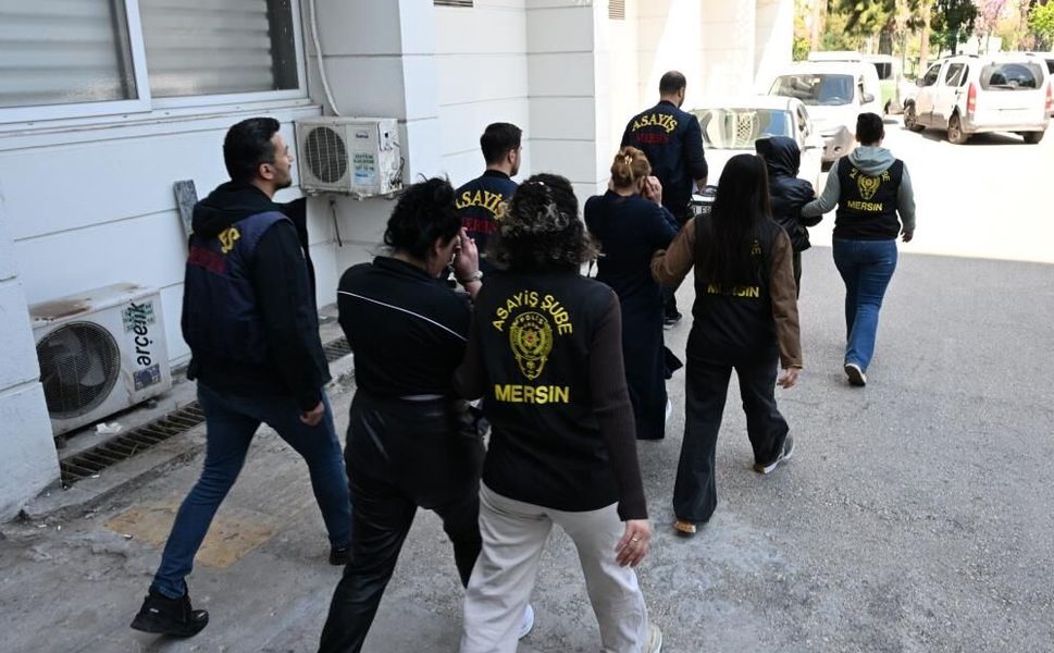 Hırsızlık yapan şüpheliler minibüste yakalandı