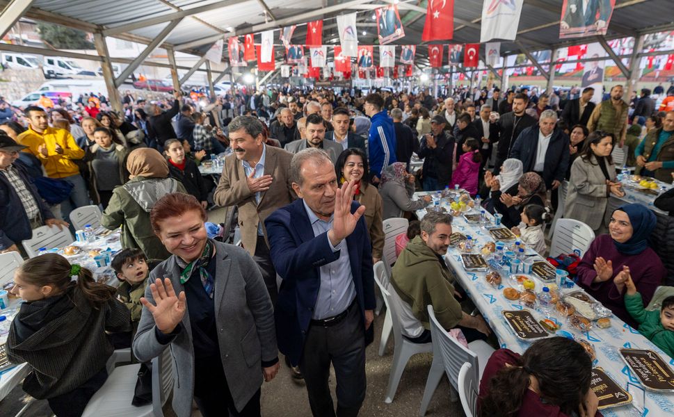 Başkan Seçer ve Meral Seçer, Toroslar'da iftar sofrasında vatandaşlarla buluştu