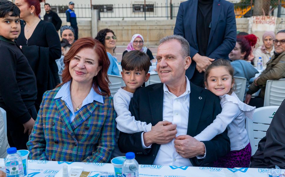 Başkan Seçer ve Meral Seçer, Akdeniz'de yurttaşlarla iftar sofrasında buluştu