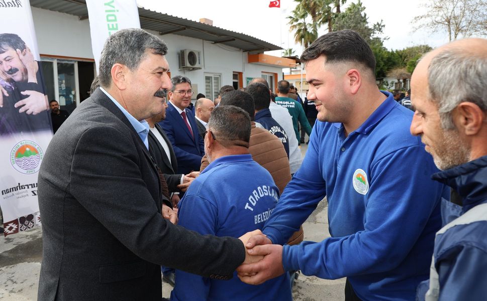 Toroslar Belediye Başkanı Abdurrahman Yıldız, çalışma arkadaşlarıyla bayramlaştı