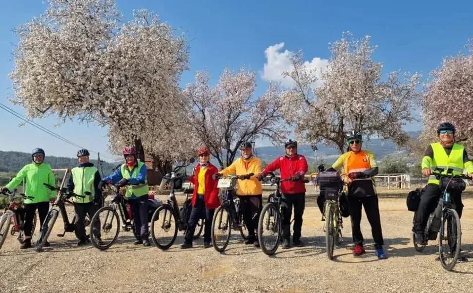 Güneşi gören bisikletçiler doğa gezisine çıkıyor