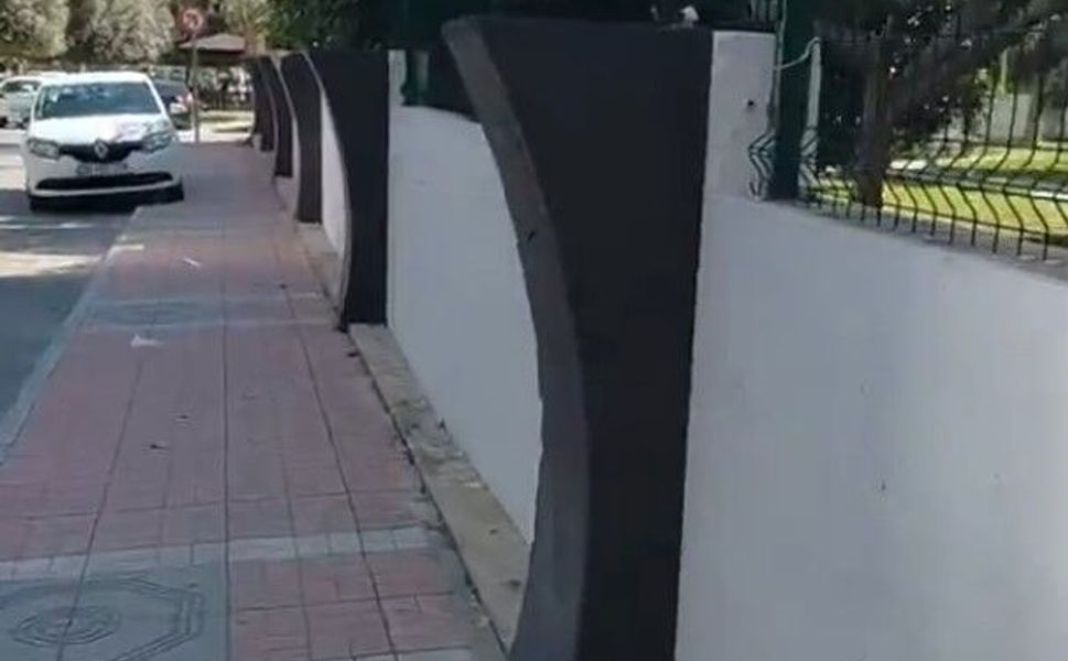 Lüks site peyzajı kaldırımları işgal ediyor