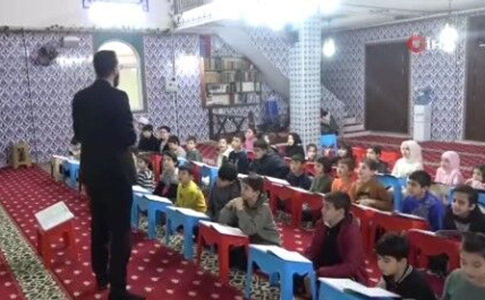 Ramazan’da gönül köprüsü: İmam ve çocuklar sokak sokak çiçek dağıttı