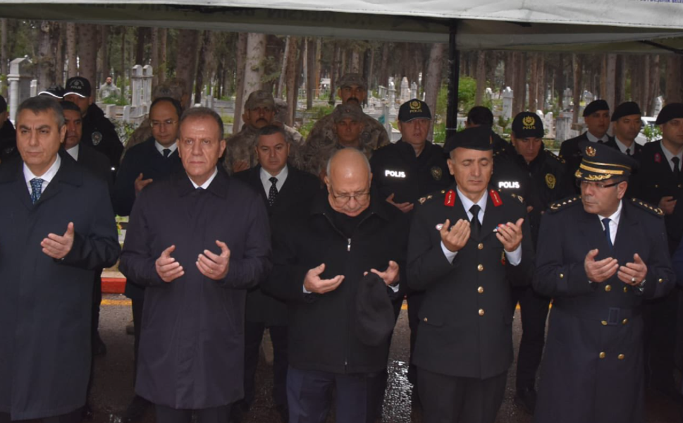 Mersin’de Bayram öncesi şehitlikte anlamlı buluşma
