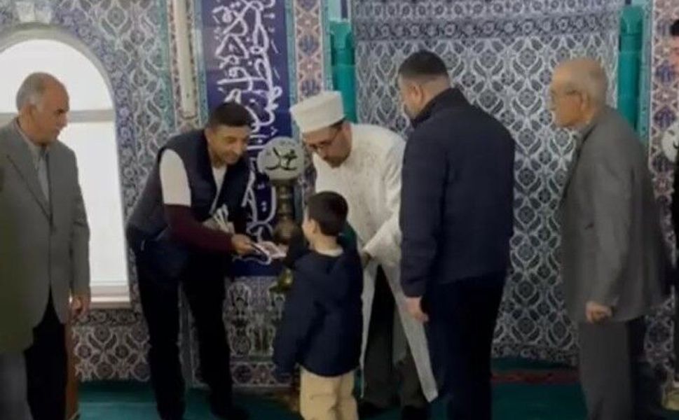 Hayırseverlerin katkısıyla bayram sabahı çocuklara harçlık