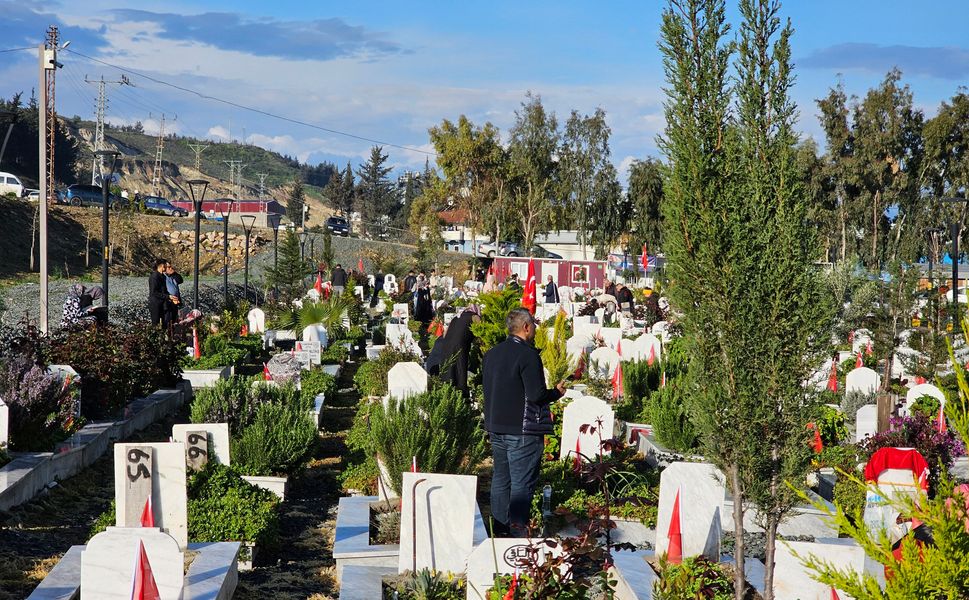Deprem şehitliğinde hüzünlü bayram ziyareti