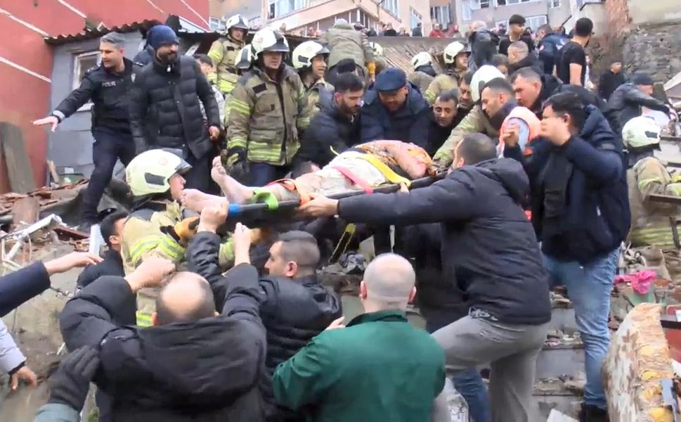 Çöken iki binada kurtatılan kiş isayuısı 9 oldu