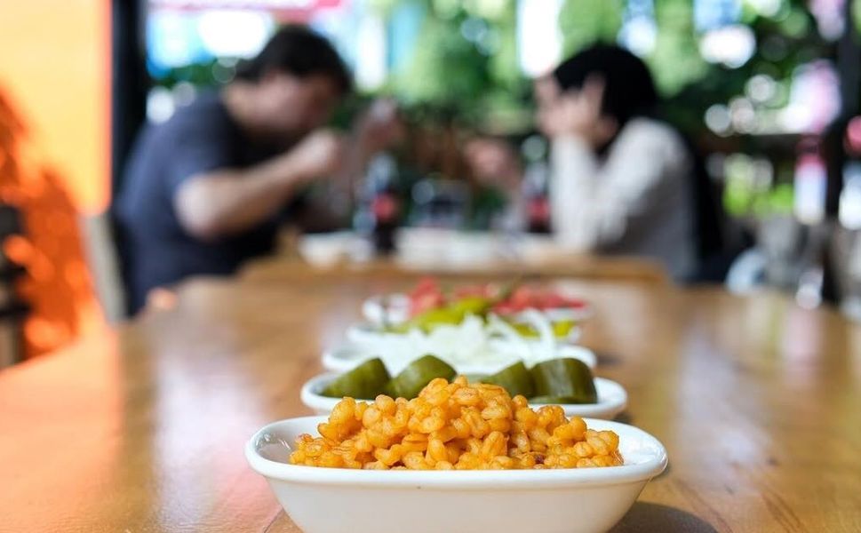 Belediye işçisi toplu iftar yemeği verdi