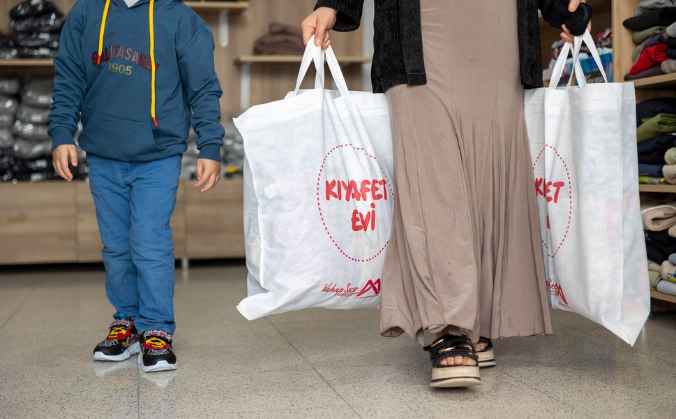 Mersin’de kıyafet evi çocuklara bayram mutluluğu yaşatıyor