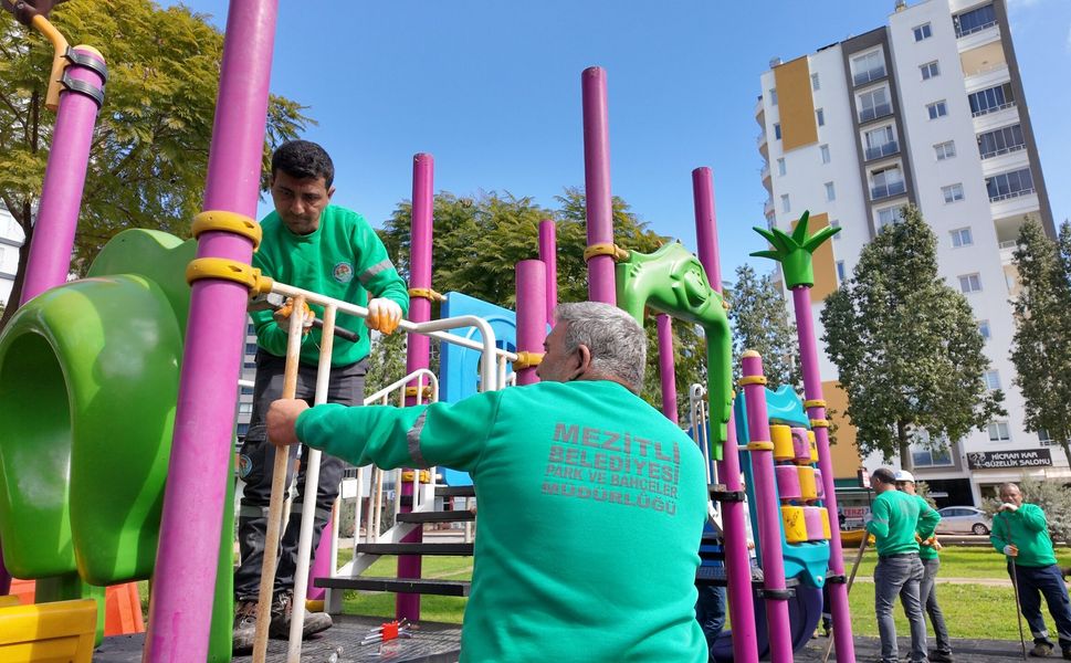 Mezitli parklarda yenileme çalışmaları
